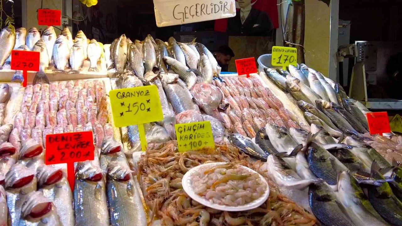 İzmir Foça tezgahlarında levrek bolluğu