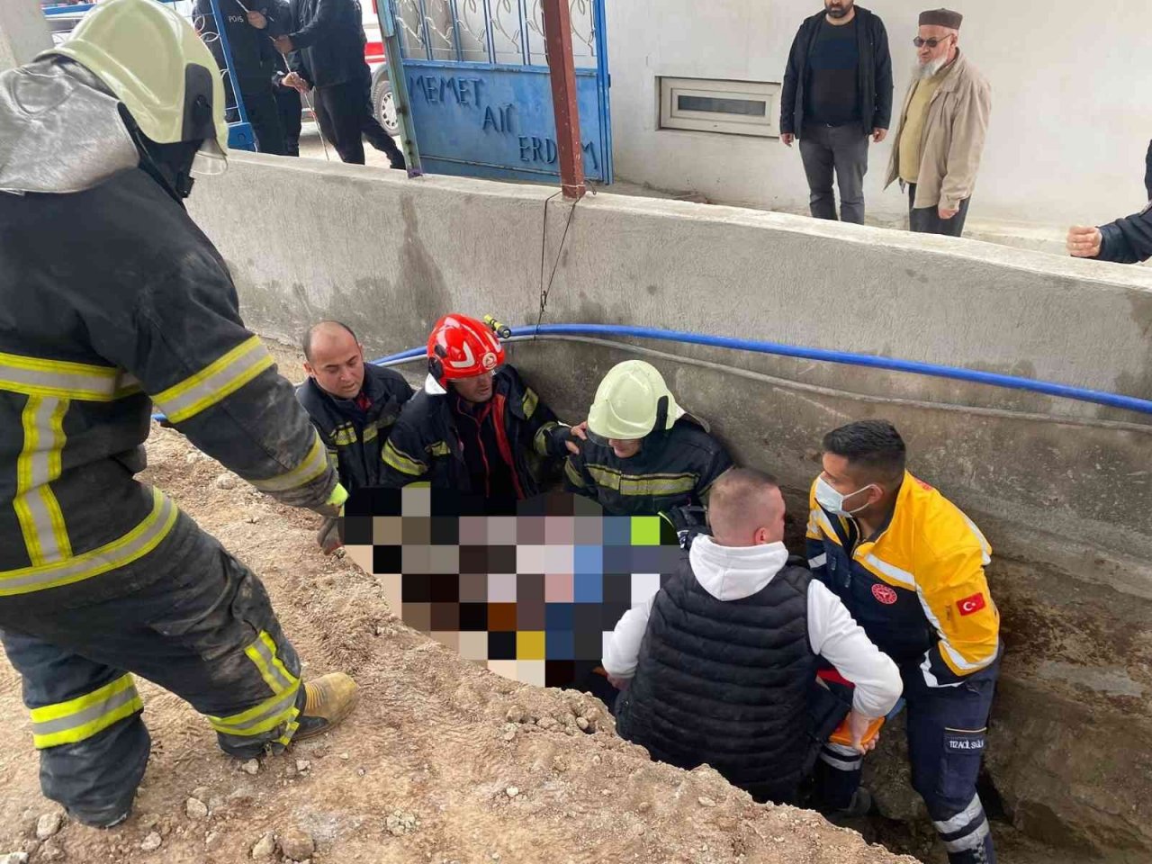 Kendi kazdığı kuyuya düştü