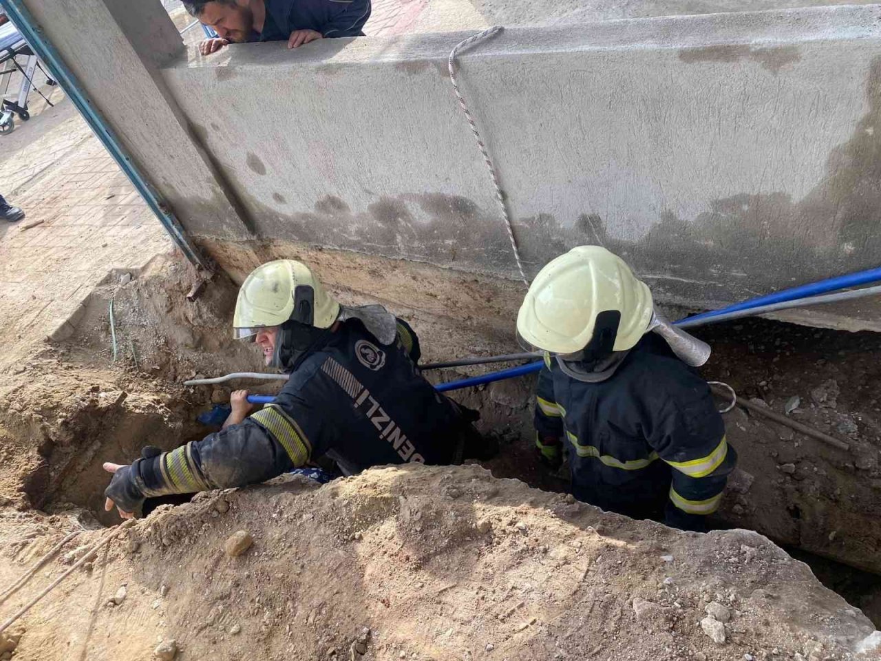 Kendi kazdığı kuyuya düştü