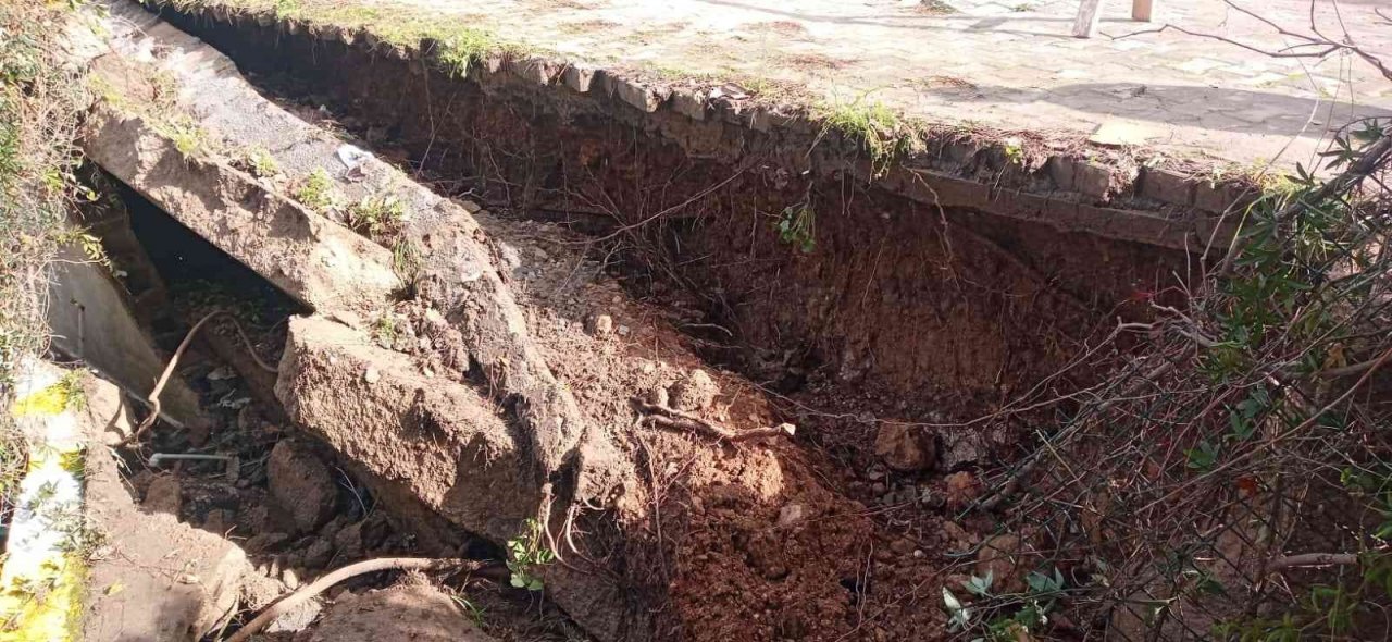 Didim’de sitenin istinat duvarı çöktü