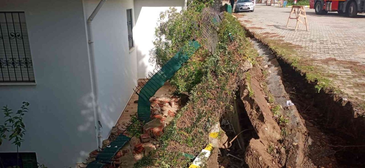 Didim’de sitenin istinat duvarı çöktü