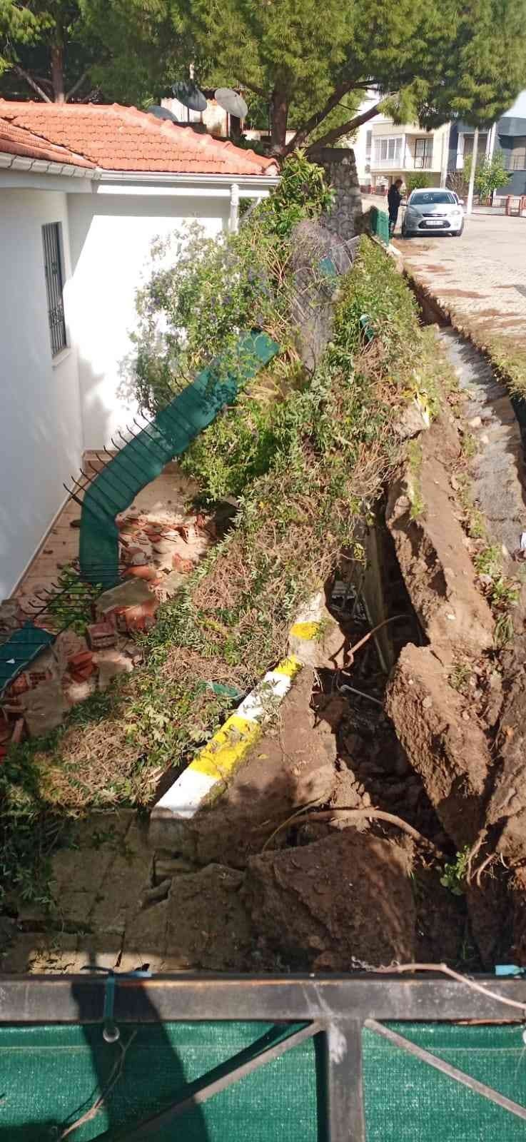 Didim’de sitenin istinat duvarı çöktü