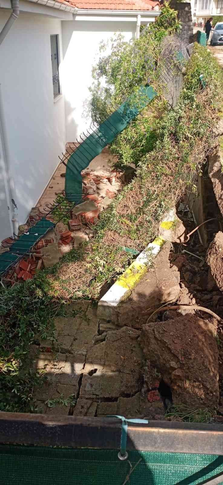 Didim’de sitenin istinat duvarı çöktü