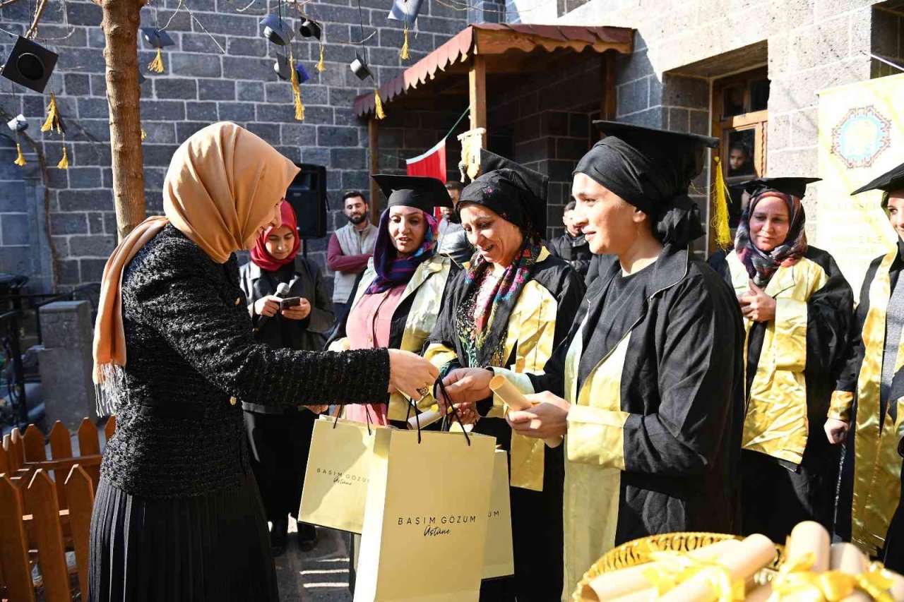 Diyarbakır’da okuma yazma öğrenen kadınlar kep attı