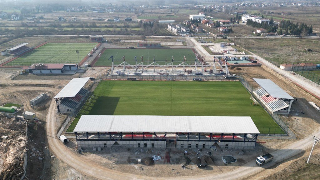 Maraton tribünün çatı makasları tamamlandı