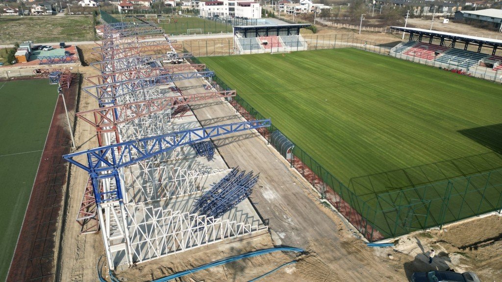 Maraton tribünün çatı makasları tamamlandı