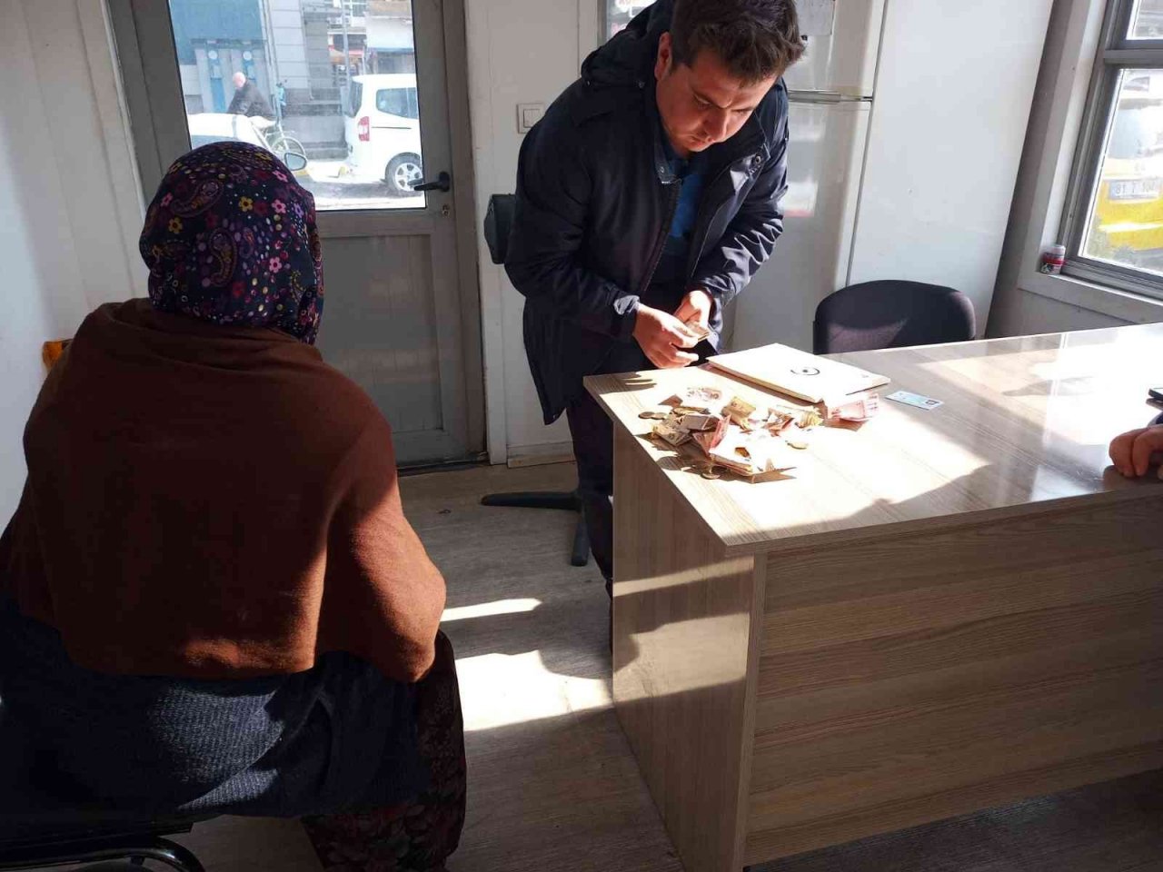 Ağabeyinin çocuğu ile dilenmeye çıkmış