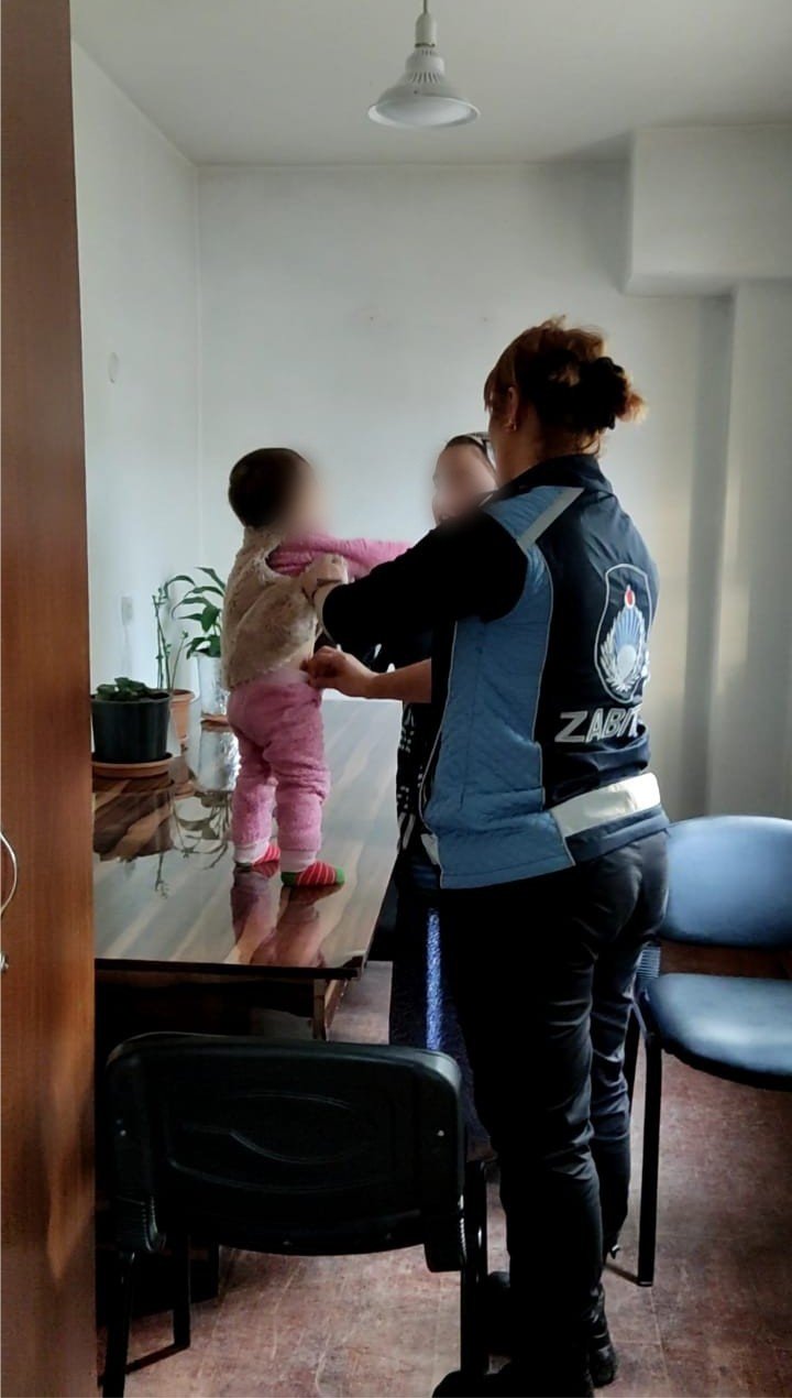 Ağabeyinin çocuğu ile dilenmeye çıkmış