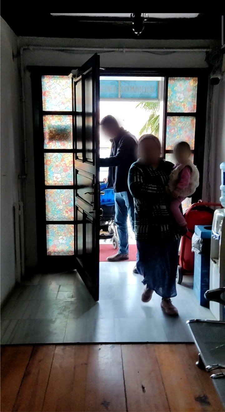 Ağabeyinin çocuğu ile dilenmeye çıkmış