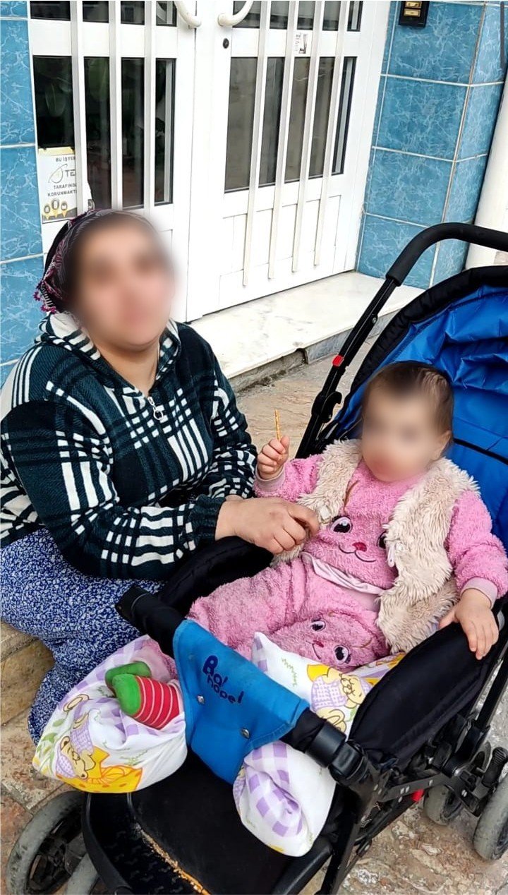 Ağabeyinin çocuğu ile dilenmeye çıkmış