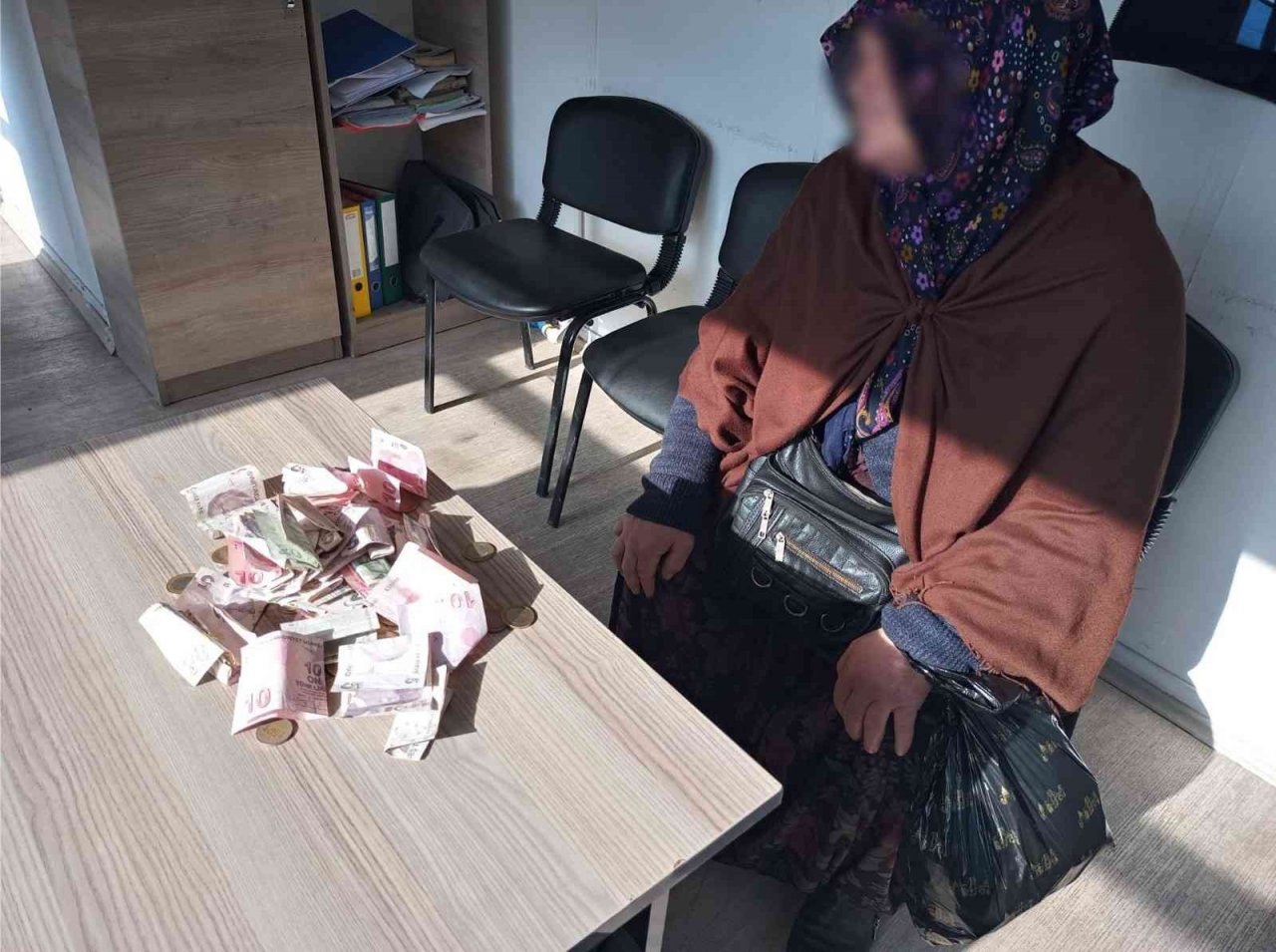 Ağabeyinin çocuğu ile dilenmeye çıkmış