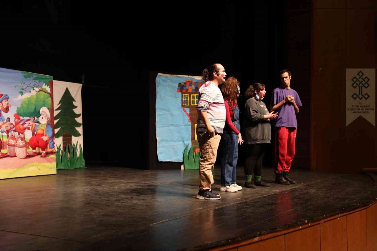 Efeler’in tiyatro sanatçılarından öğrencilere tatil hediyesi