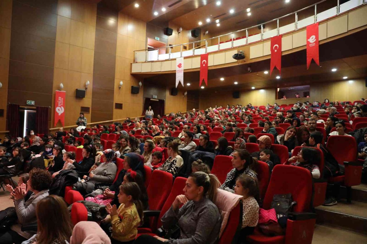 Efeler’in tiyatro sanatçılarından öğrencilere tatil hediyesi