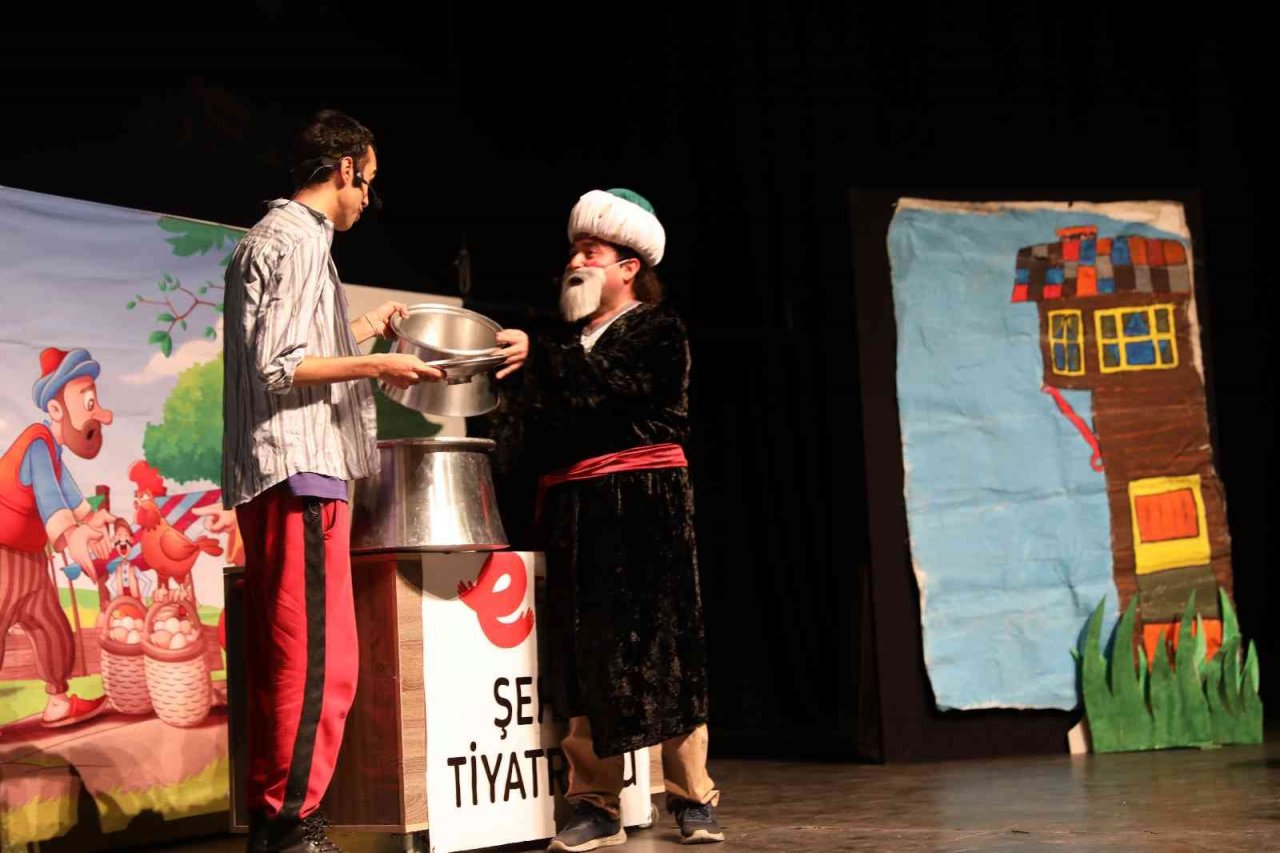 Efeler’in tiyatro sanatçılarından öğrencilere tatil hediyesi