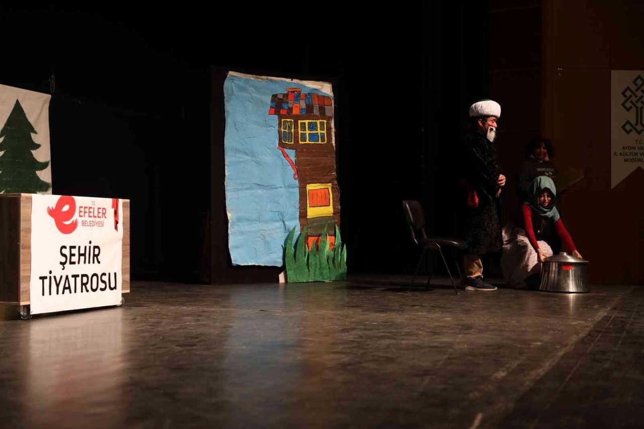 Efeler’in tiyatro sanatçılarından öğrencilere tatil hediyesi