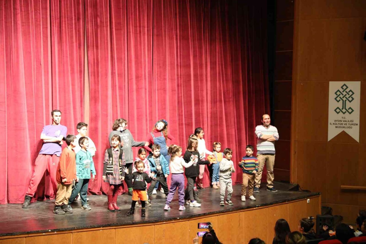 Efeler’in tiyatro sanatçılarından öğrencilere tatil hediyesi