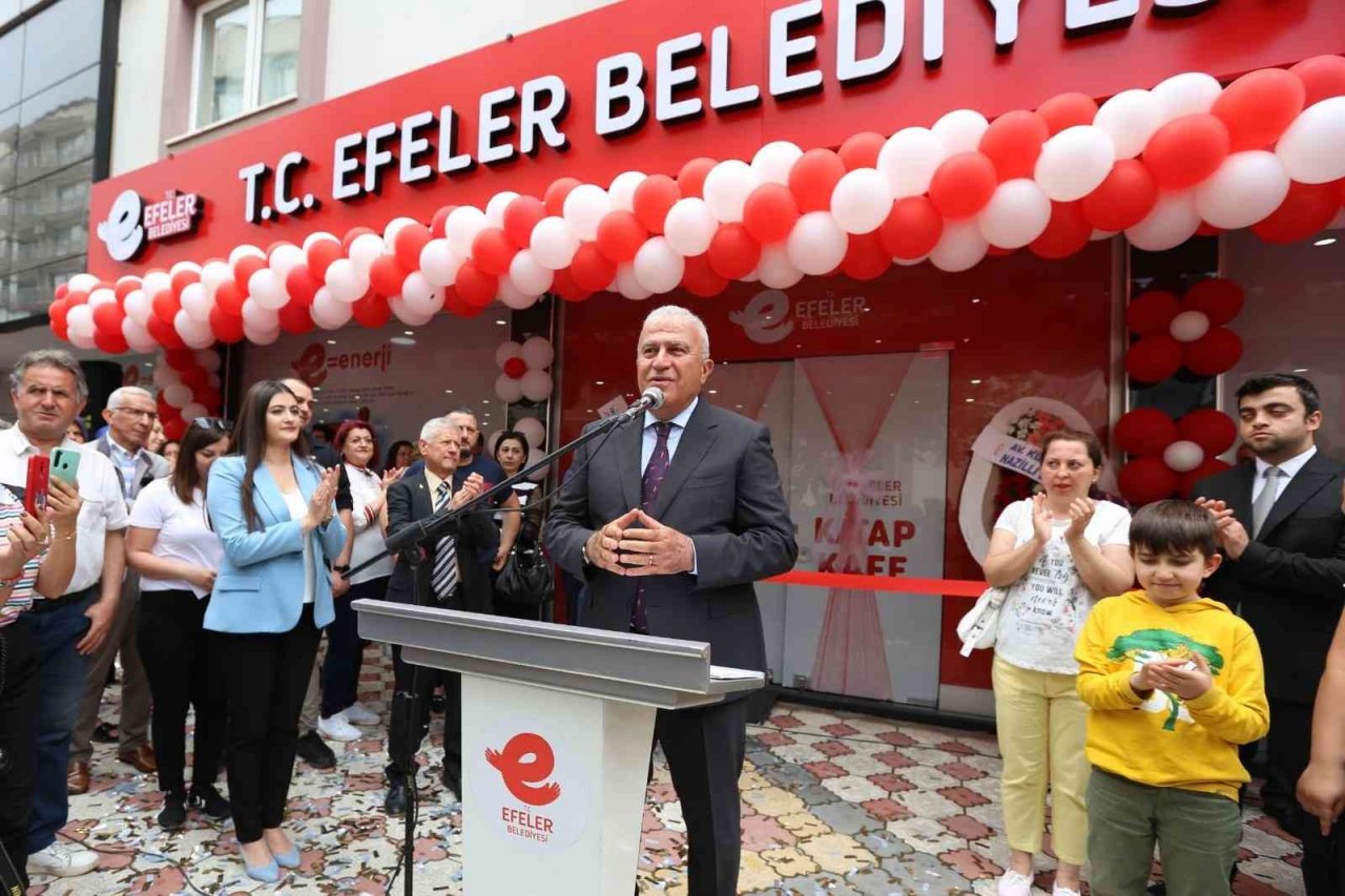 Efelerli gençler Kitap Kafelere ilgi gösteriyor