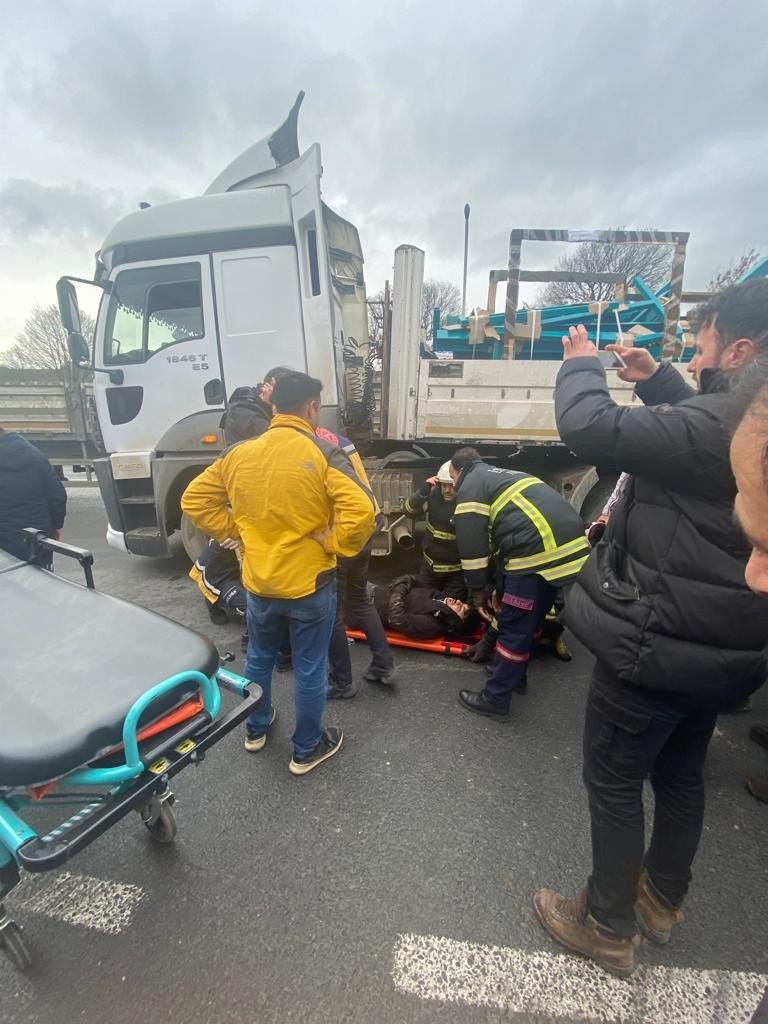 Kırmızı ışıkta feci kaza kamerada: Kör noktada bekleyen kurye böyle ezildi