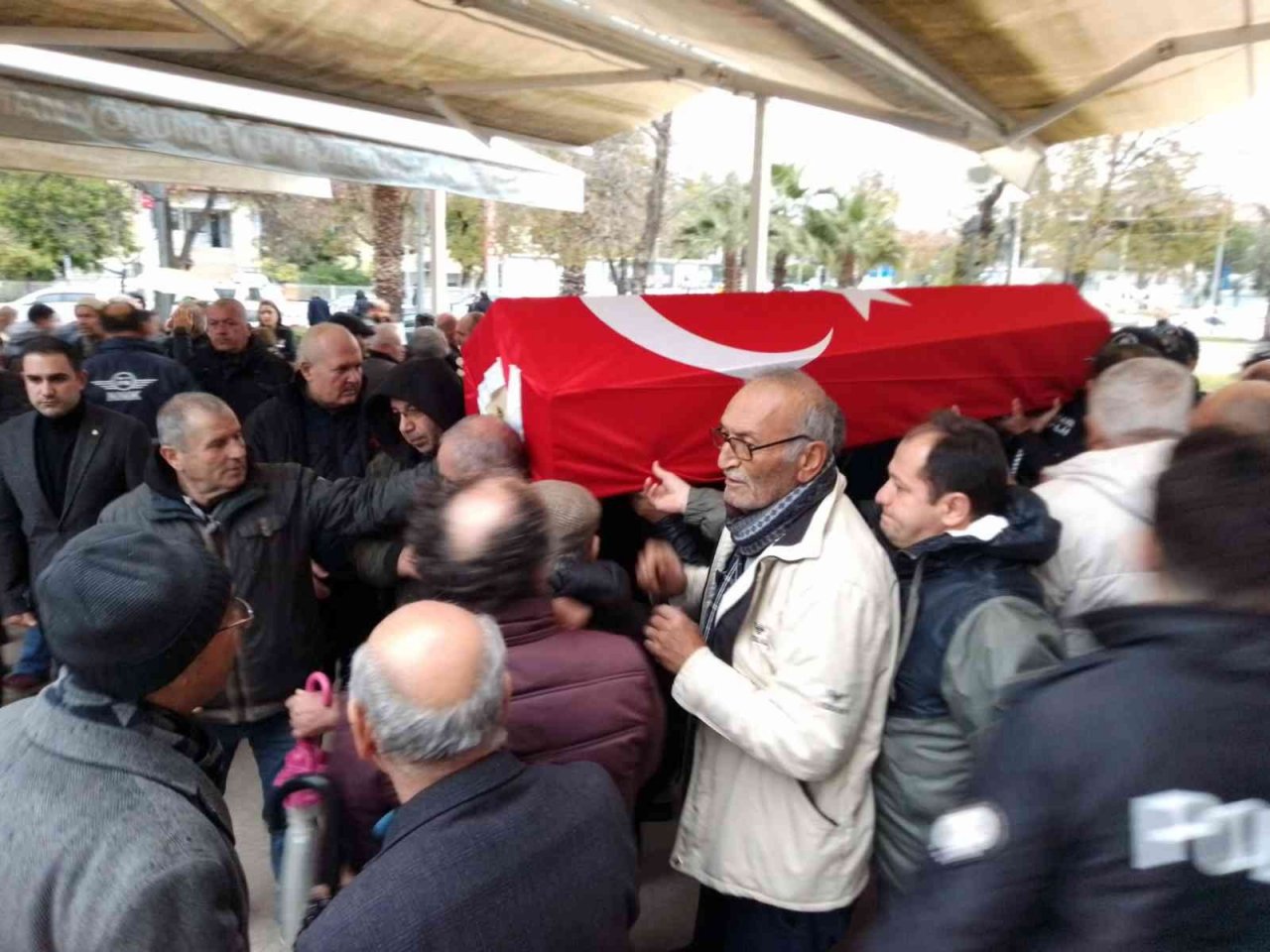 Emekli başkomiser dualarla son yolculuğuna uğurlandı