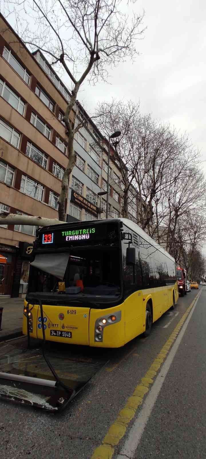 Fatih’te facianın eşiğinden dönüldü: İçinde yolcuların bulunduğu İETT otobüsü ağaca çarptı