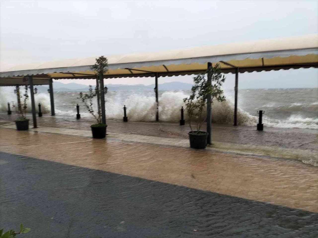 Fırtınanın oluşturduğu dalgalar Köyceğiz gölünü taşırdı
