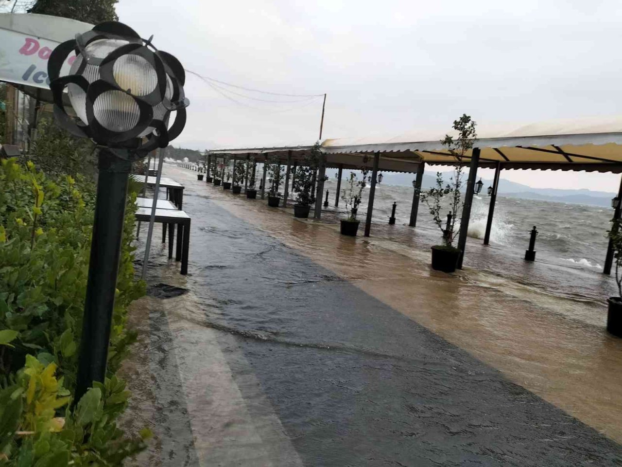 Fırtınanın oluşturduğu dalgalar Köyceğiz gölünü taşırdı