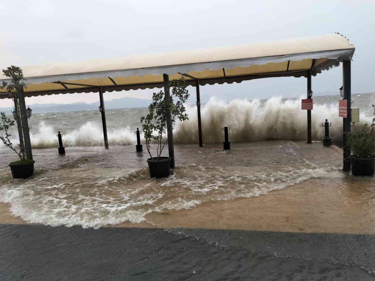 Fırtınanın oluşturduğu dalgalar Köyceğiz gölünü taşırdı