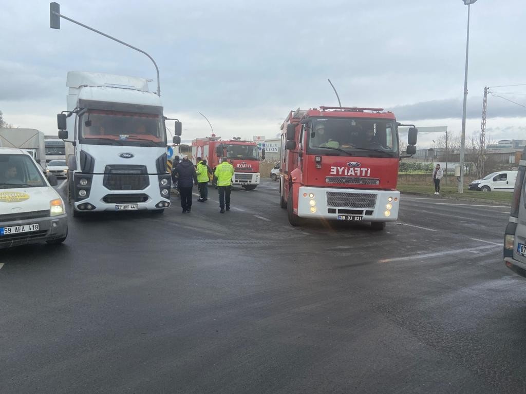 Kırmızı ışıkta feci kaza kamerada: Kör noktada bekleyen kurye böyle ezildi