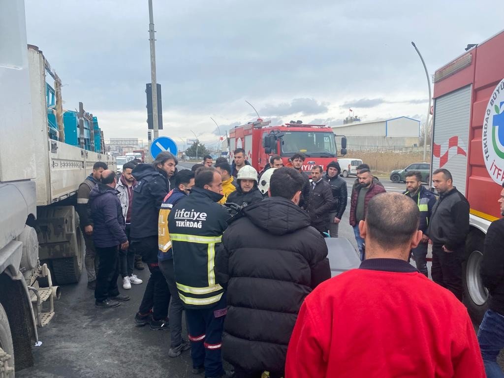 Kırmızı ışıkta feci kaza kamerada: Kör noktada bekleyen kurye böyle ezildi