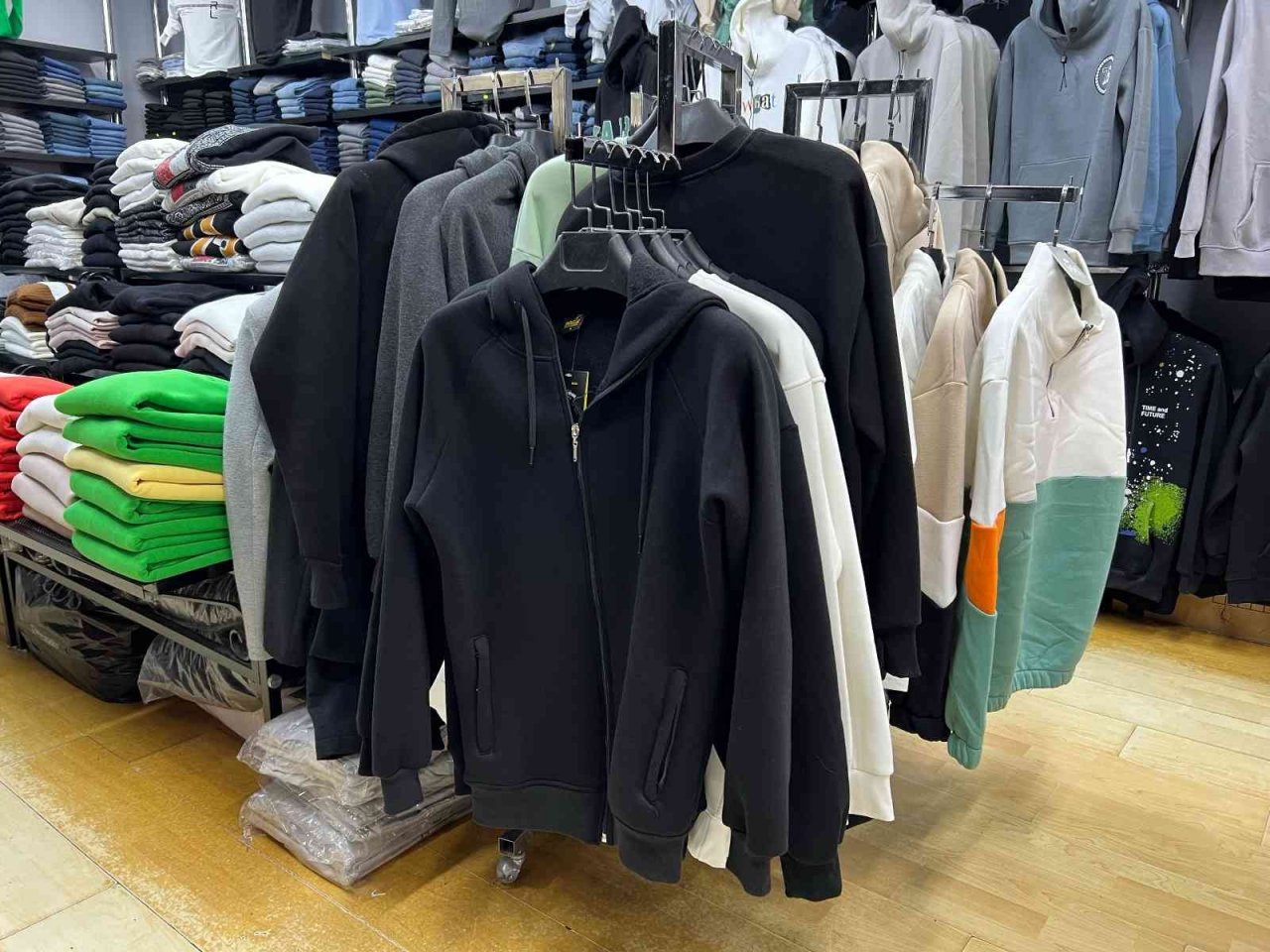 Hava soğumadı, kışlık kıyafetler elde kaldı