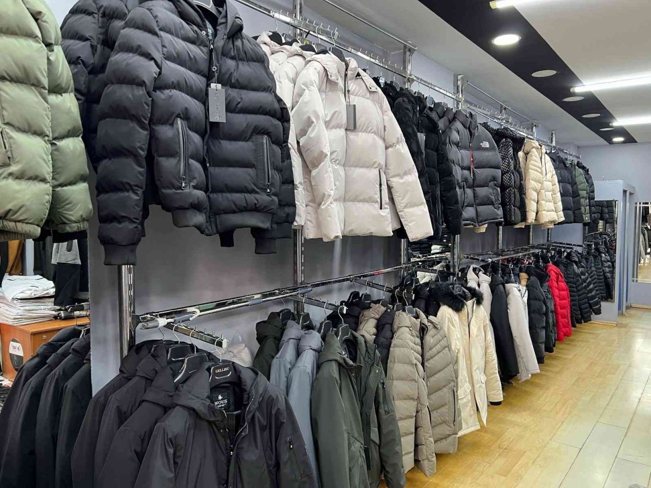 Hava soğumadı, kışlık kıyafetler elde kaldı