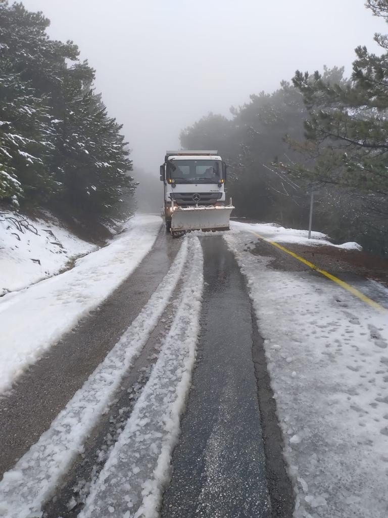 İzmir’in yüksek kesimlerinde karla mücadele başladı