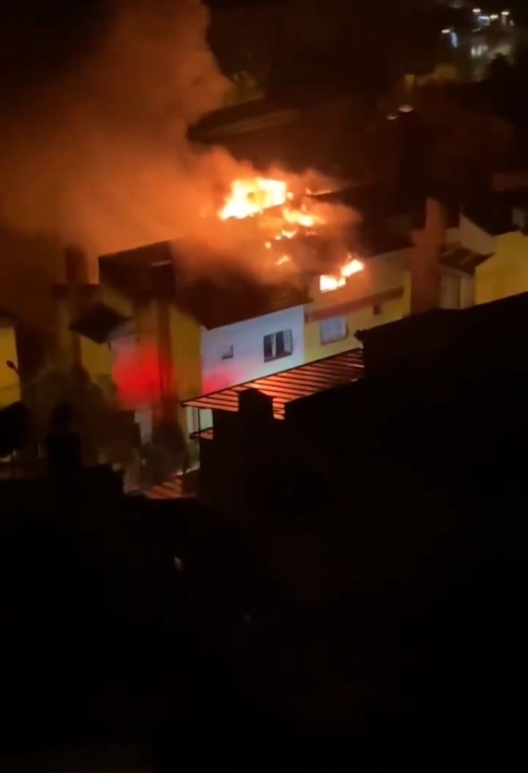 İzmir’de korku dolu anlar: 2 katlı binanın çatısına yıldırım düştü