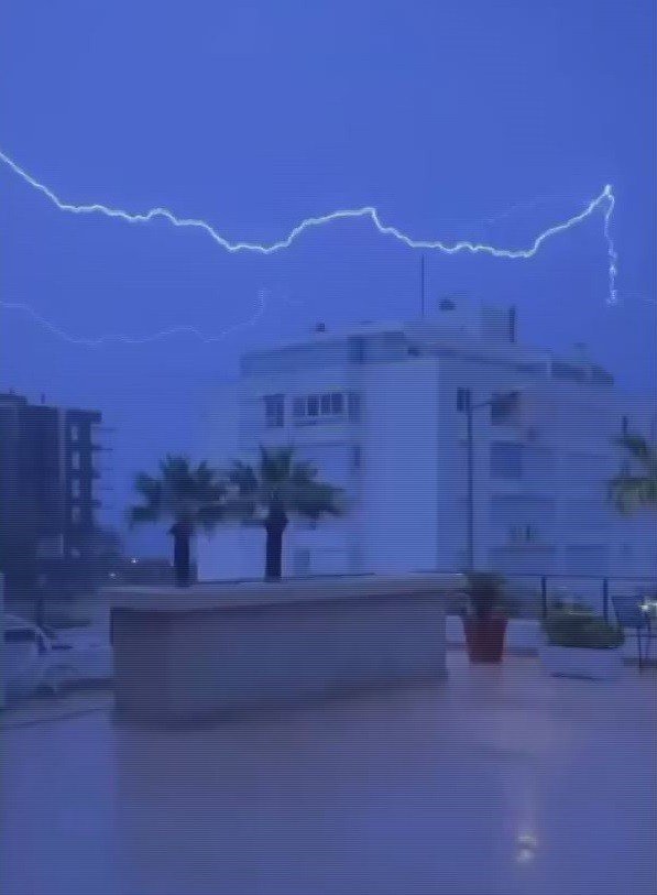 İzmir’de şimşekler geceyi aydınlattı