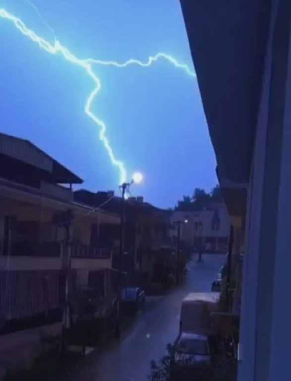 İzmir’de şimşekler geceyi aydınlattı