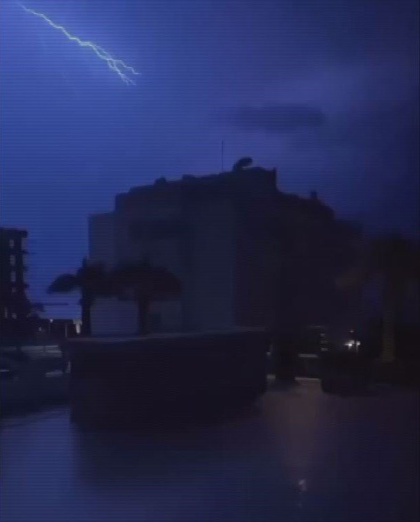 İzmir’de şimşekler geceyi aydınlattı