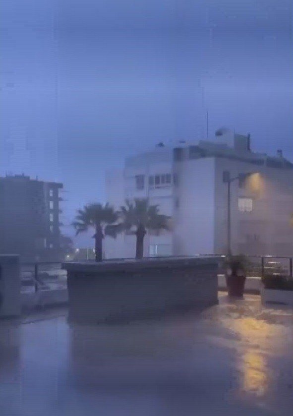 İzmir’de şimşekler geceyi aydınlattı