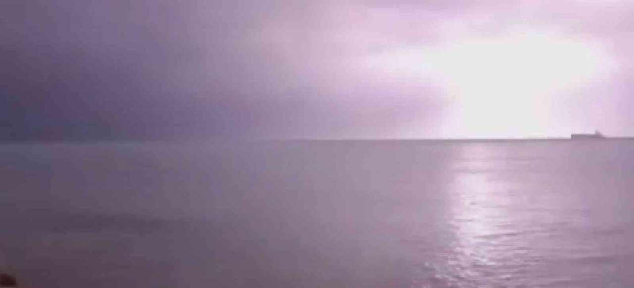 İzmir’de şimşekler geceyi aydınlattı