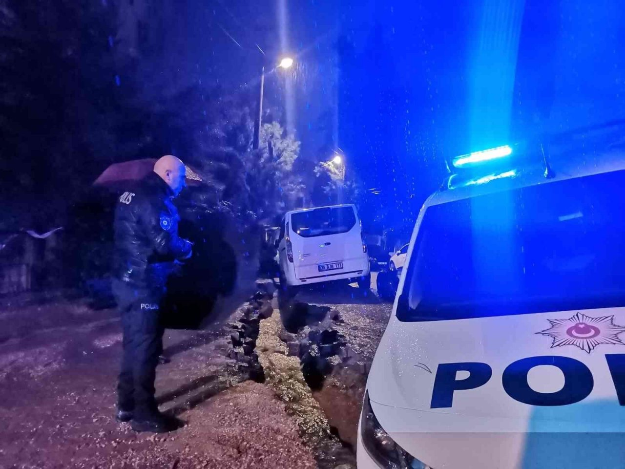 İzmir’i sağanak vurdu: Polis aracı çöken yolun içine düştü