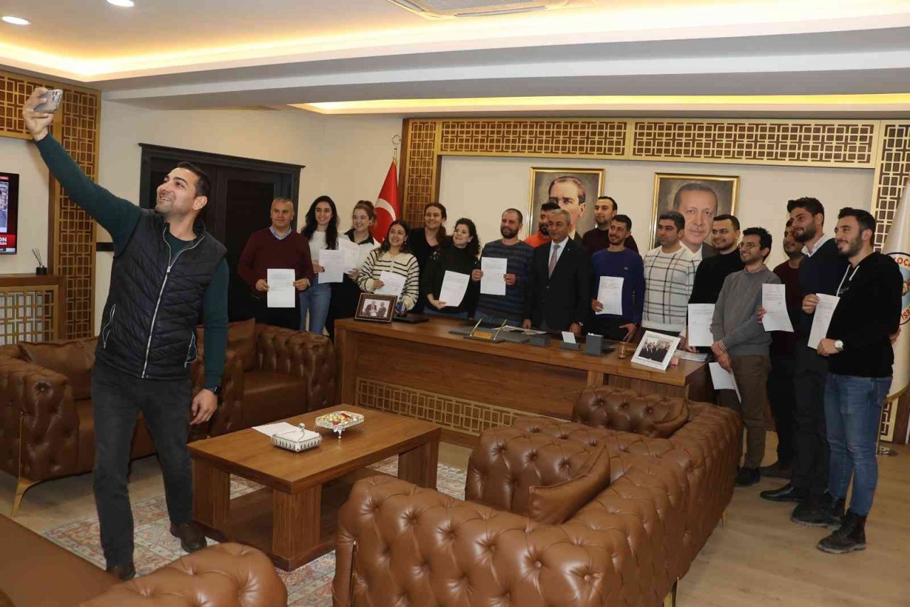 Başkan Kaplan sözleşmeli personelin kadro sevincine ortak oldu