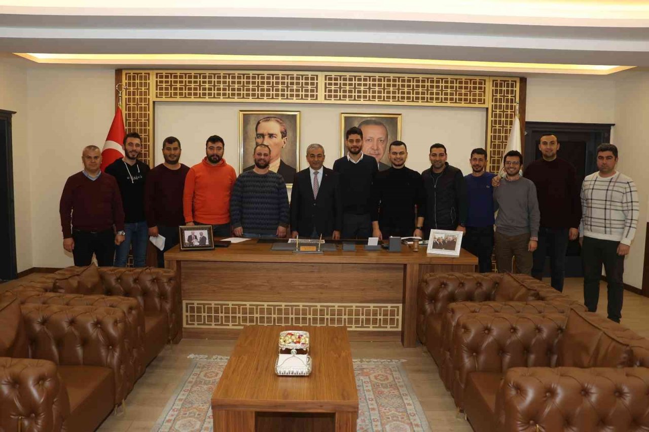 Başkan Kaplan sözleşmeli personelin kadro sevincine ortak oldu