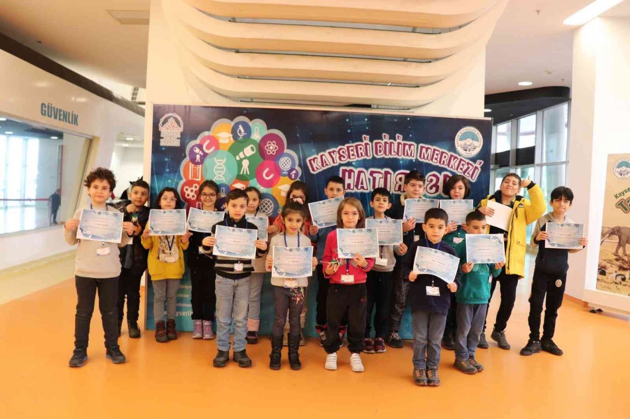 Çocuklar, Büyükşehir’in Kış Bilim Kampı ile hem bilgileniyor hem de eğleniyor