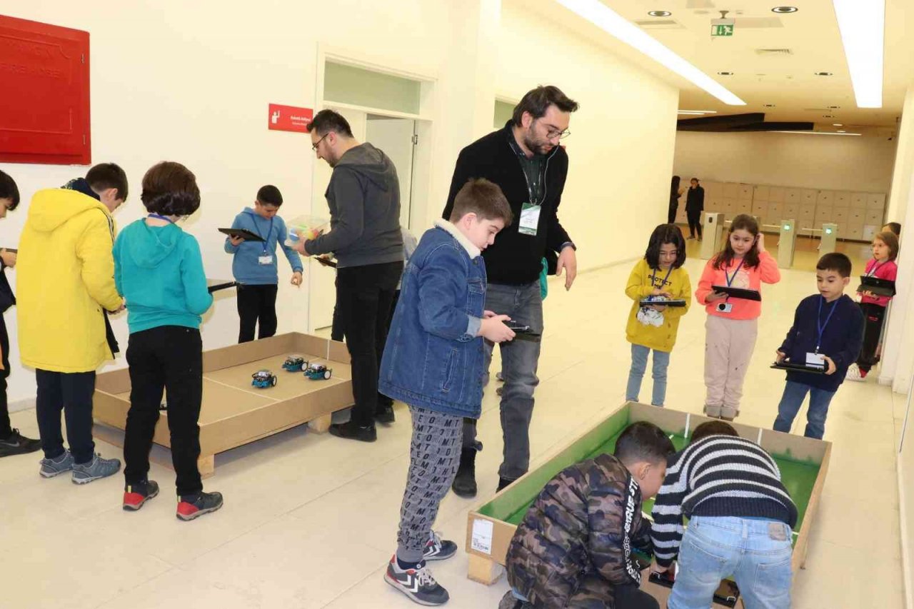 Çocuklar, Büyükşehir’in Kış Bilim Kampı ile hem bilgileniyor hem de eğleniyor