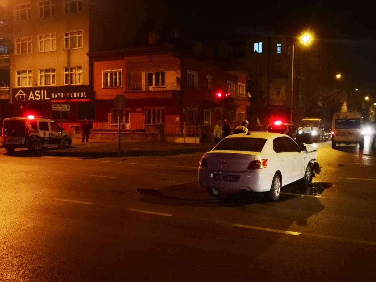 Otomobiller çarpıştı: 2 yaralı