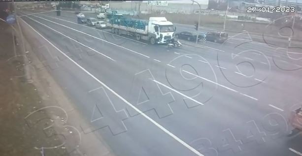 Kırmızı ışıkta feci kaza kamerada: Kör noktada bekleyen kurye böyle ezildi