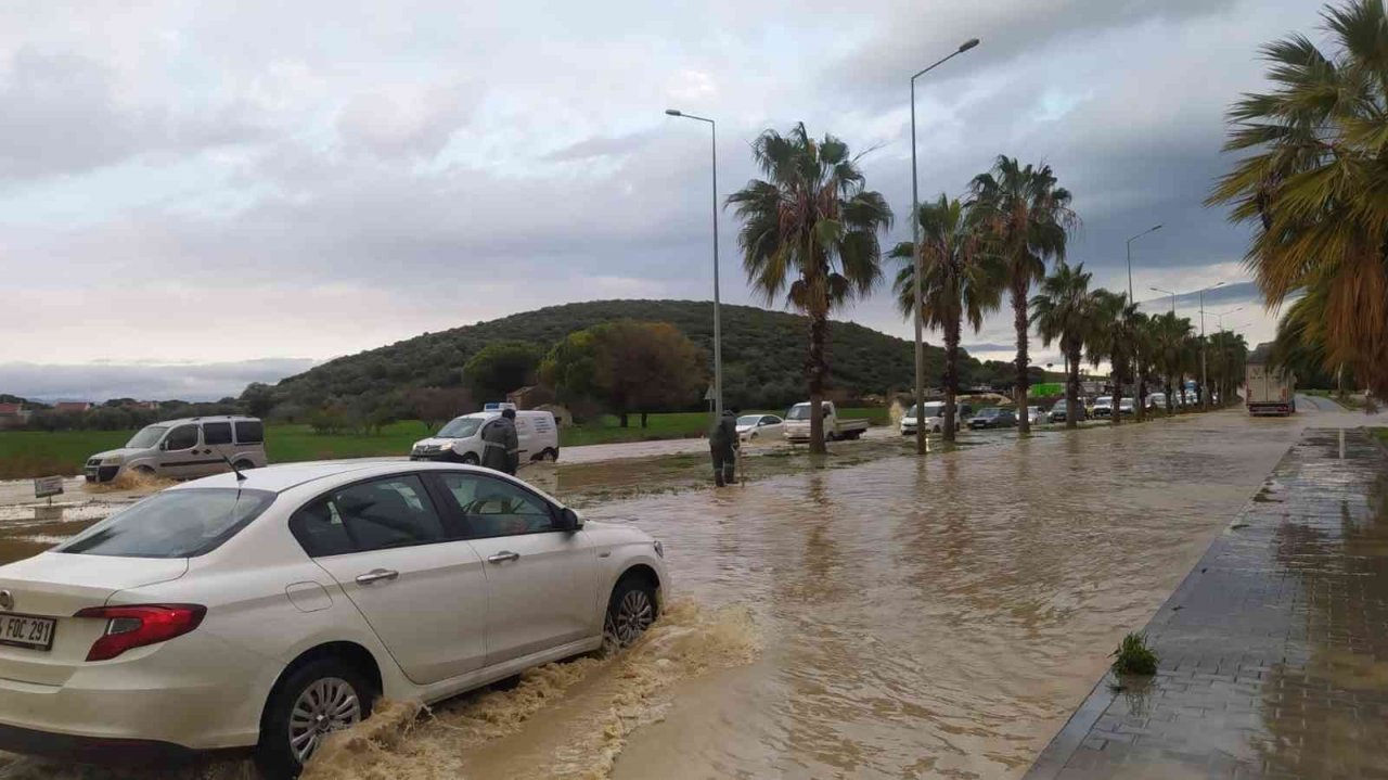 Kuşadası’nda sağanak yağış etkili oldu
