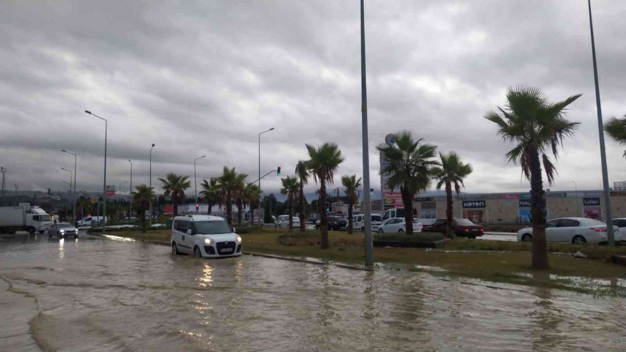 Kuşadası’nda sağanak yağış etkili oldu