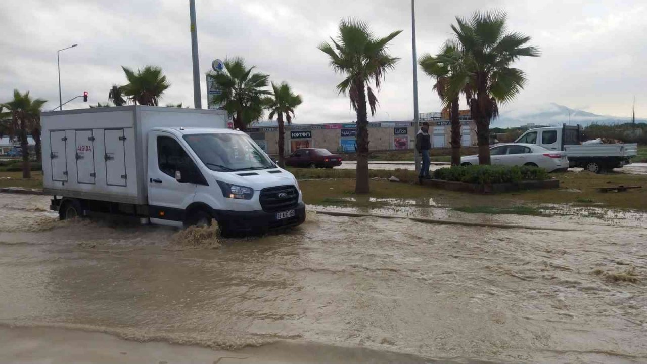 Kuşadası’nda sağanak yağış etkili oldu