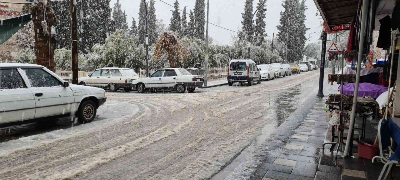 Gördes’e yılın ilk karı düştü