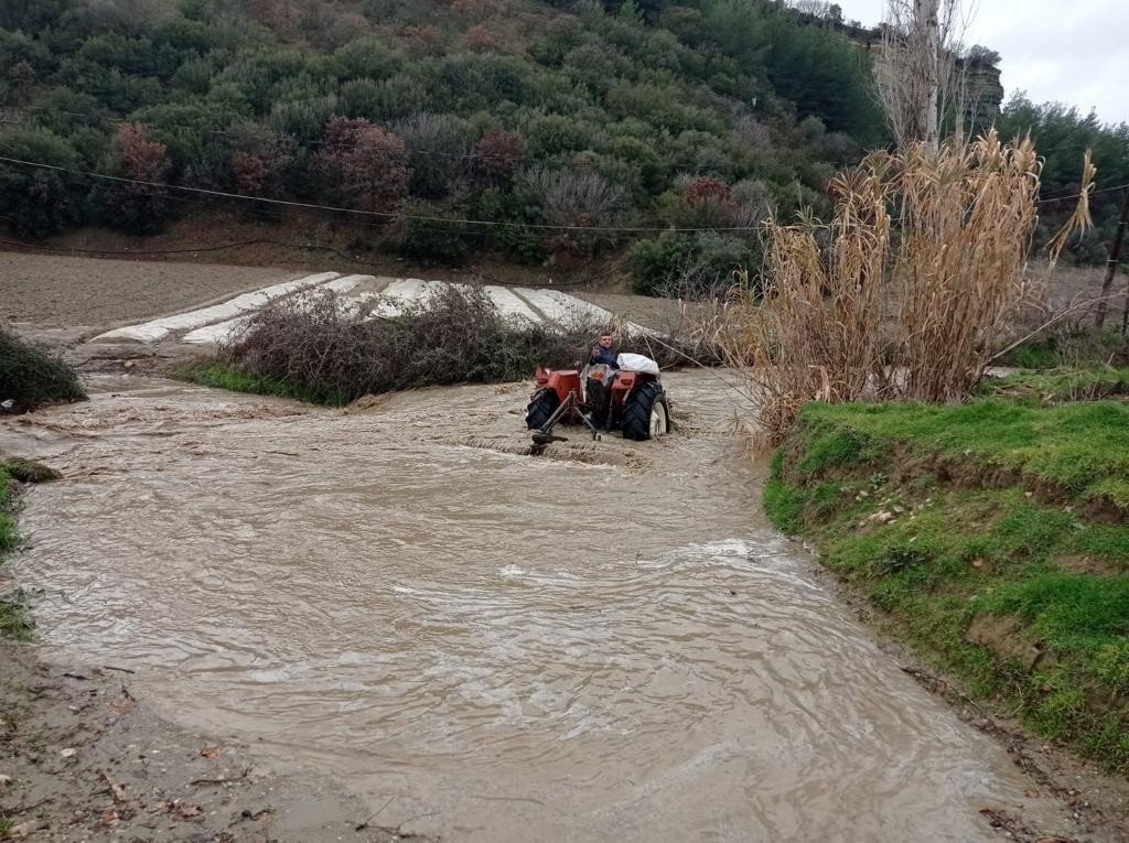 Taşan derede mahsur kalan adamı itfaiye kurtardı